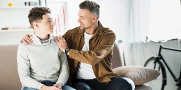 Vater und Sohn auf der Couch