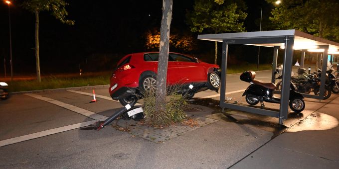 Uzwil: Selbstunfall mit Auto. Selbstunfall mit Auto.