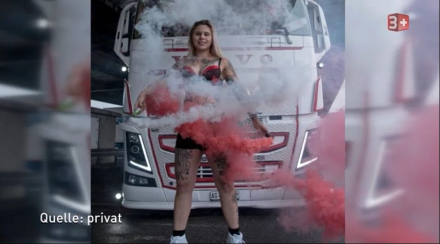 Magdalena posiert vor einem Lastwagen.