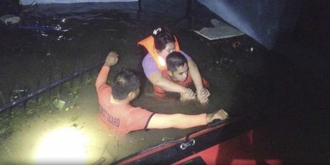 Die philippinische Küstenwache rettet Personen aus den durch «Trami» verursachten Fluten. «Trami» Sturm Philippinen
