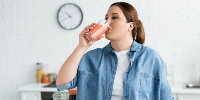 Frau trinkt einen Smoothie