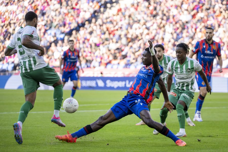 Jonas Adjetey (r.) versucht FCSG-Angreifer William Geubbels zu stoppen.