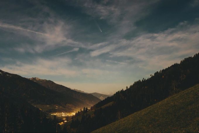 Der Komet Tsuchinshan-Atlas über Uttendorf, Österreich. Durch die Helligkeit des Mondes wird seine Sichtbarkeit reduziert. (Archivbild) Komet Österreich