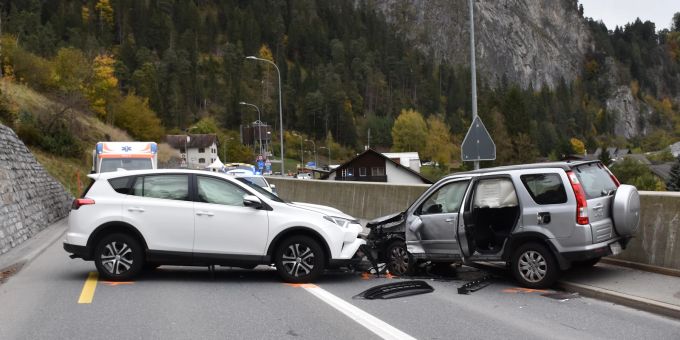 Kollision auf der Oberalpstrasse in Trin Mulin. Kollision in Trin Mulin.