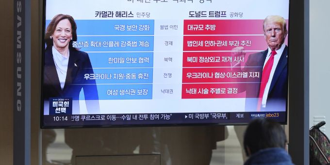 Ein Fernsehbildschirm zeigt Bilder der demokratischen Präsidentschaftskandidatin Kamala Harris und des republikanischen Präsidentschaftskandidaten und ehemaligen Präsidenten Donald Trump während einer Nachrichtensendung im Seouler Bahnhof in Seoul, Südkorea, Dienstag, 5. November 2024. trump harris