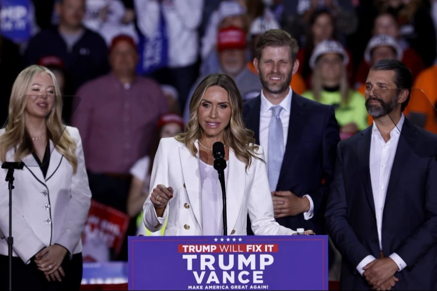 Lara Trump hält eine Ansprache. Links im Bild befindet sich Tiffany. Daneben stehen Eric und Turmp Jr. (r).