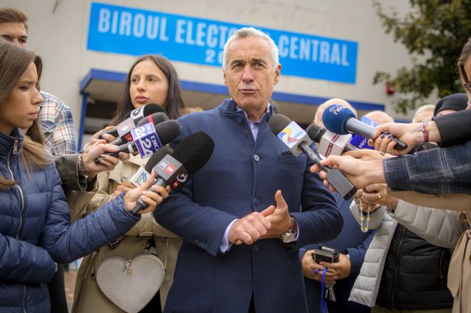 Calin Georgescu vor einer Pressekonferenz. Romania Elections