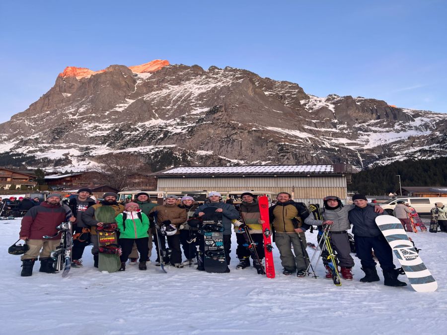 Die Mitarbeitenden von Mobileup geniessen das Skiweekend in Grindelwald.