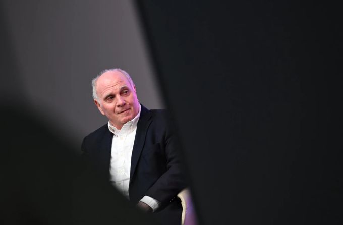 Uli Hoeness hat wieder einmal mit typischer bayerischer Arroganz behauptet, dass die Meisterschaft bereits gelaufen ist. Das lässt Granit Xhaka nicht einfach so auf sich sitzen. Granit Xhaka