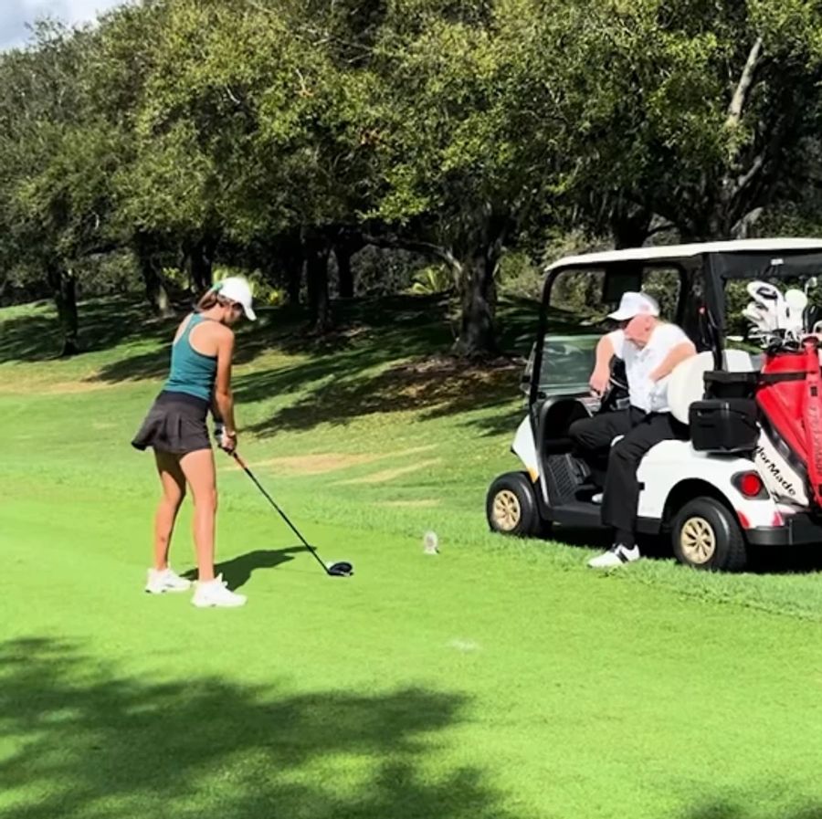 Trump schaut seiner Enkelin beim Golfspielen zu.