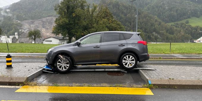 In Glarus - 7-jährige Velofahrerin nach Unfall am Kopf verletzt