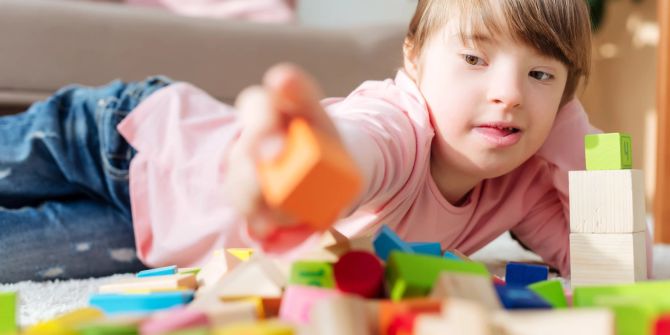 Mädchen spielt mit Bauklötzen