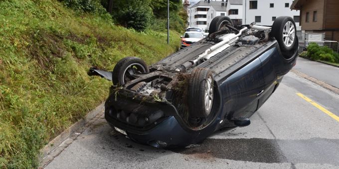 Personenwagen überschlägt sich an Böschung. Flims GR