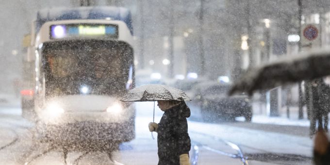 In Zürich sind Busse und Trams wieder unterwegs. Zürich Winter Schnee