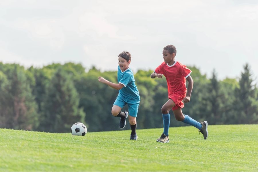 Jungen spielen Fussball