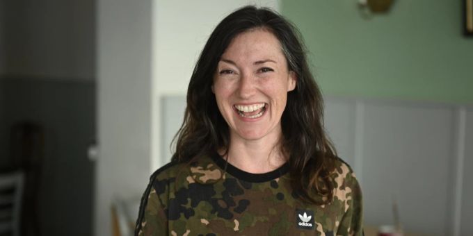 Bisher kannten wir TV-Star Charlotte Roche nur mit dunkler Mähne. Charlotte Roche