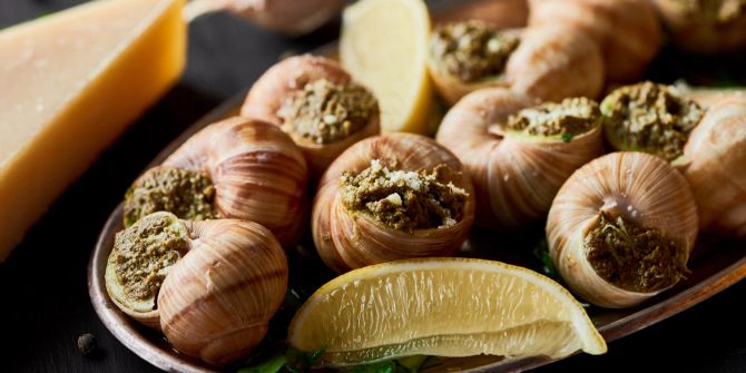 Schnecken auf dem Teller mit Zitrone