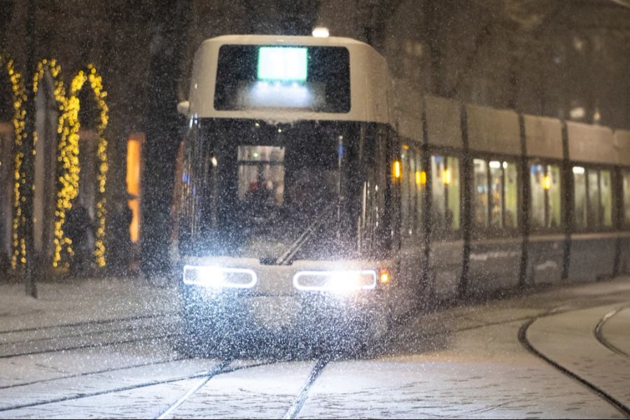 Sowohl in Bern, Zürich, Aarau und Luzern wurden schon Busse und Trams mit Schneebällen attackiert. (Foto aufgenommen am 21.11.2024)