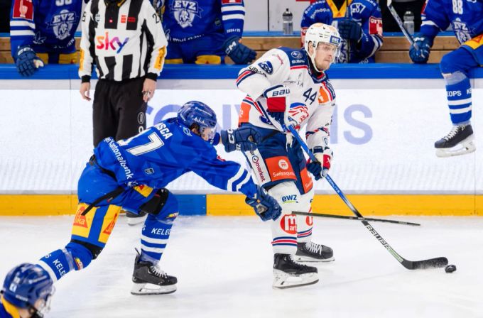 Die ZSC Lions bleiben mit dem Sieg in Zug an Tabellenführer Davos dran. ZSC Lions EV Zug
