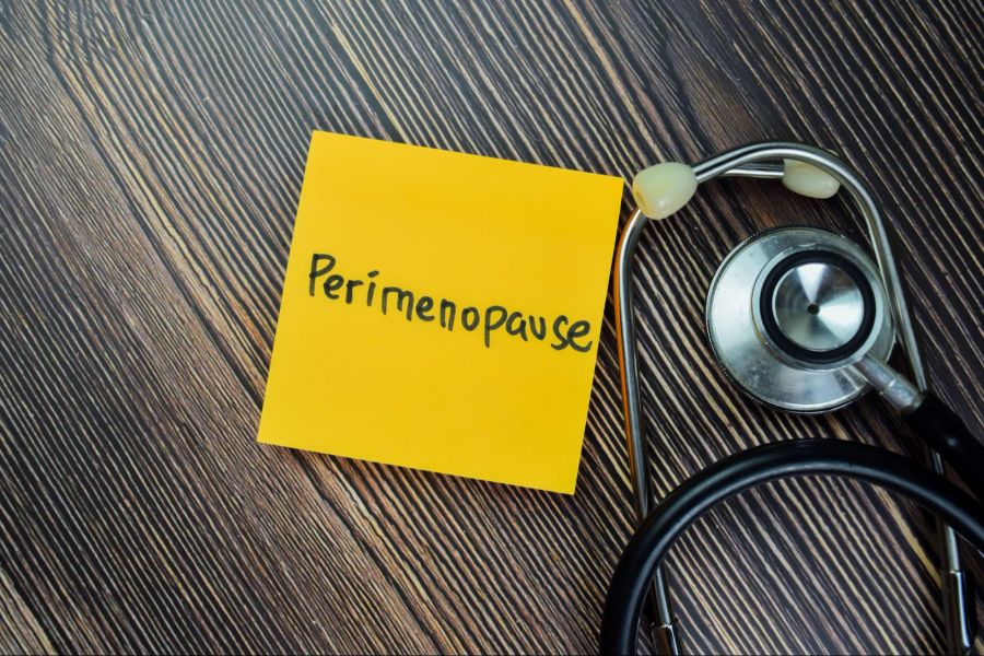 Stethoskop und Perimenopause-Notiz