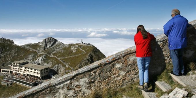 Menschen geniessen auf dem Pilatus oberhalb des Nebelmeeres die Sonne. (Archivbild) Wetter Sonne Berge