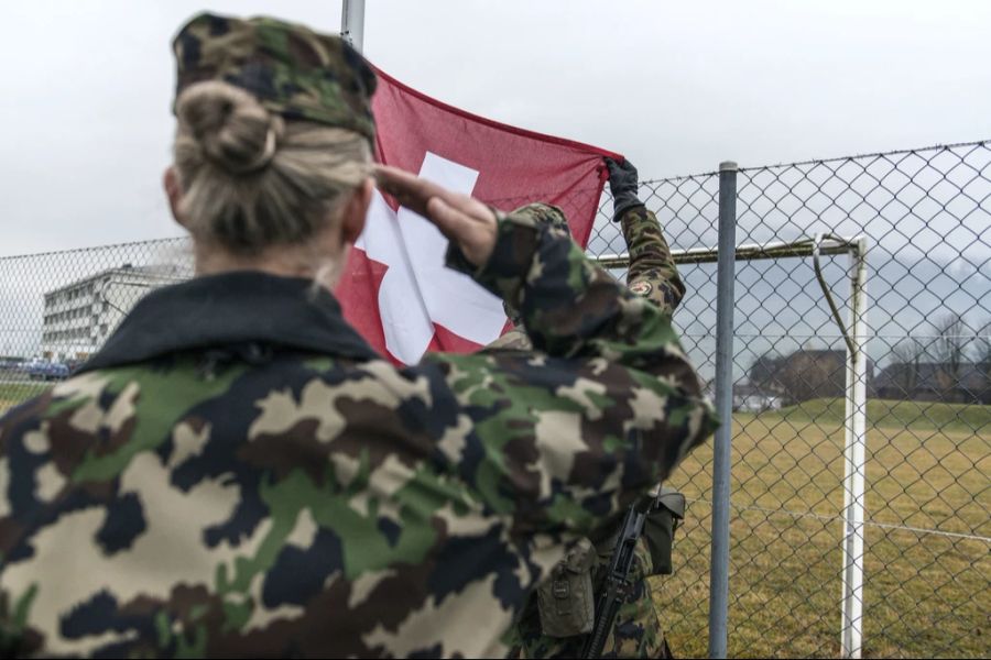 Laut einer Befragung unter Armeeangehörigen wurde jede zweite Frau in der Schweizer Armee bereits sexuell belästigt. (Symbolbild)