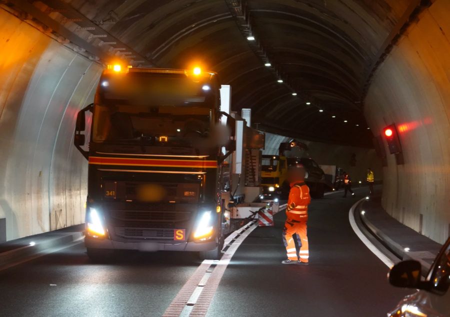 Aus bisher ungeklärten Gründen kam es im Tunnel zu einer seitlich-frontalen Kollision der beiden Fahrzeuge.