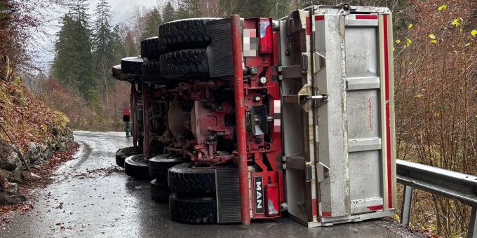 Im Klöntal kippte eine Lastwagen bei einem Unfall auf die Seite. Lastwagen verunfallt