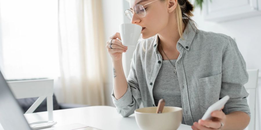 Frau trinkt aus einer Tasse