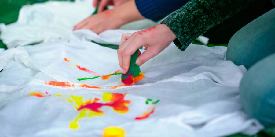 DIY-T-Shirts, Menschen bemalen Stoff