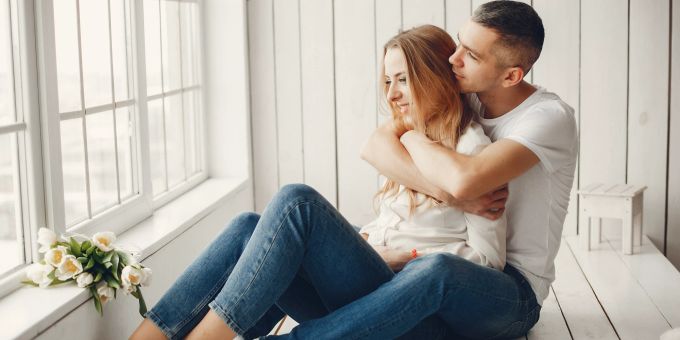 Wie die Liebe lange hält, erfahren Sie hier. Mann umarmt Frau sitzend