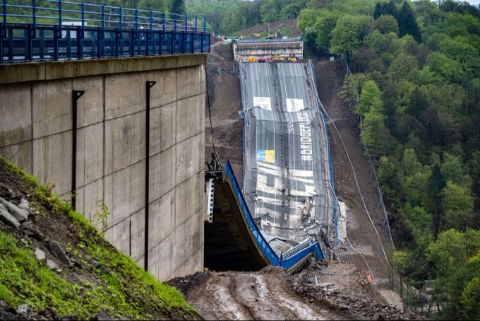 Die Rahmed-Talbrücke wurde - im Gegensatz zur Carolabrücke - noch vor einem möglichen Einsturz gesperrt und letztlich gesprengt. rahmed-talbrücke carolabrücke