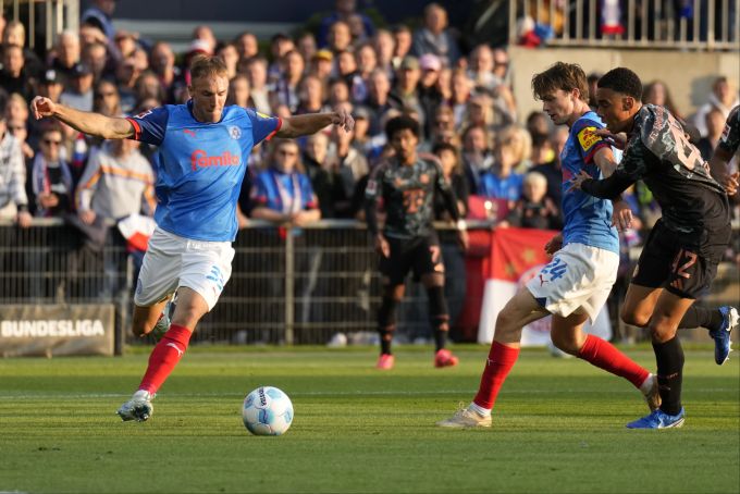Jamal Musiala (rechts) trifft in Kiel früh für Bayern München. Bayern München