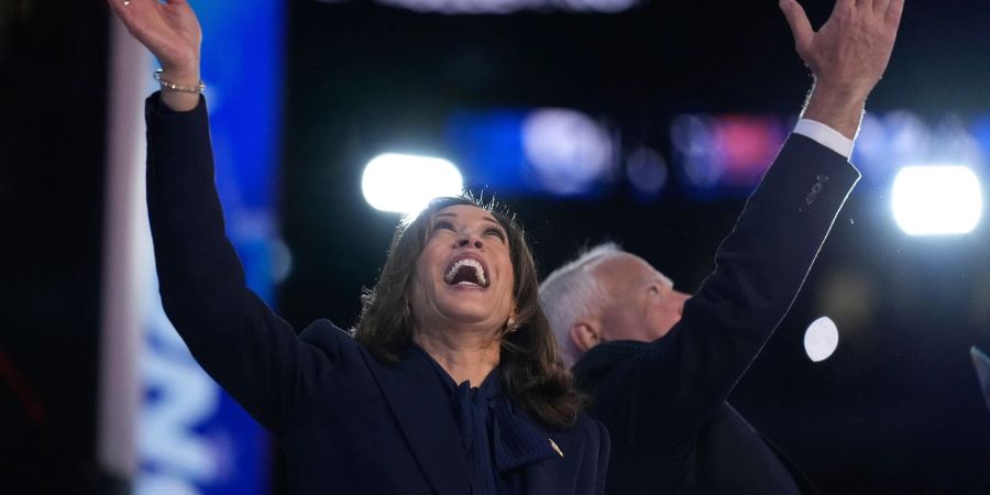 Kamala Harris freut sich über Hunderte Millionen an Spenden.