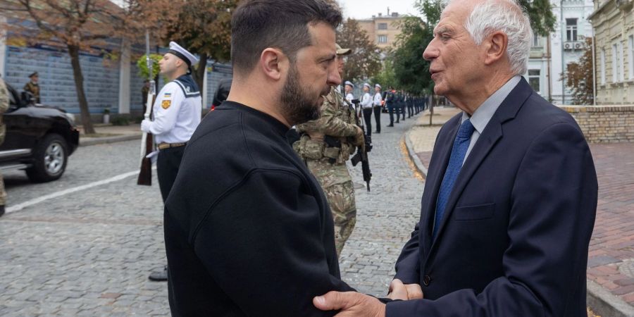 Josep Borrell war bereits mehrfach in der von Russland angegriffenen Ukraine, um dem Land die Solidarität der EU zu versichern. (Archivbild)