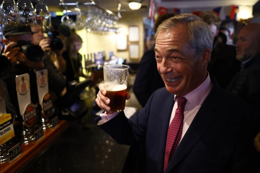 Nigel Farage glaubt, dass ein Rauchverbot ein Pub-Sterben verursachen würde.