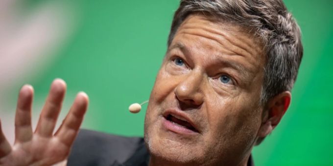 Grünen-Kanzlerkandidat Robert Habeck wies zwei Wochen vor der Bundestagswahl die Plagiatsvorwürfe zu seiner Doktorarbeit zurück. (Archivbild) Robert Habeck