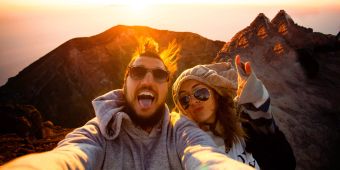 Selfie, Paar auf dem Berg