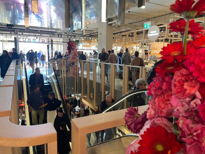 Die Food Hall bietet eine Vielzahl an Auswahl für alle möglichen Geschmäcker. zürich globus