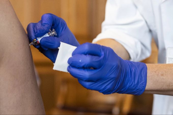 Hausärzte bedauern derzeit die mangelnde Impfbereitschaft ihrer Patienten. (Symbolbild) Impfung Hausarzt
