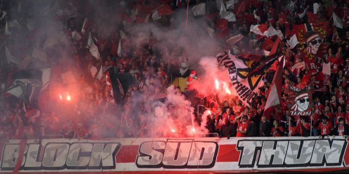 Fans des FC Thun mit Pyrotechnik. (Archivbild). FC Thun