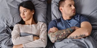 Mann und Frau beleidigt im Bett