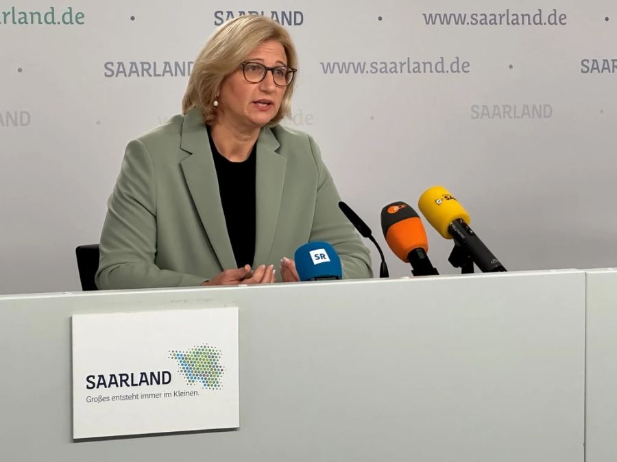 anke rehlinger vor mikrofon