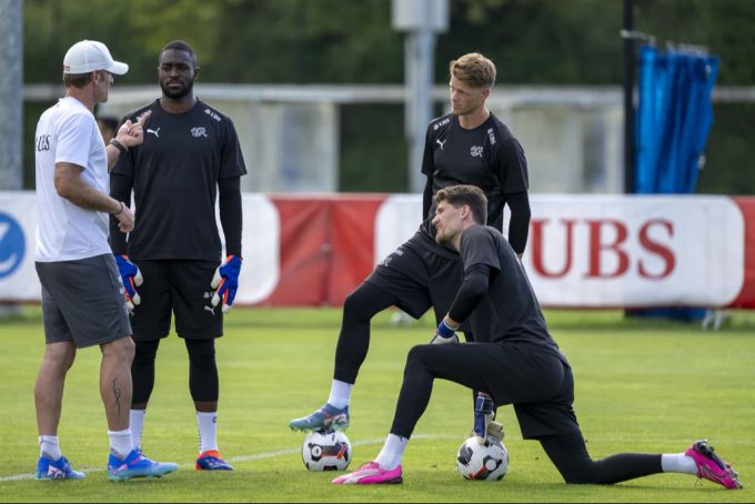 Patrick Foletti mit dem neuen Goalie-Trio der Schweizer Nati: Yvon Mvogo, Jonas Omlin und Gregor Kobel (von links nach rechts) Schweizer Nati