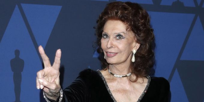 Schauspiel-Ikone Sophia Loren feiert ihren 90. Geburtstag. (Archivbild) Sophia Loren Peace Sign
