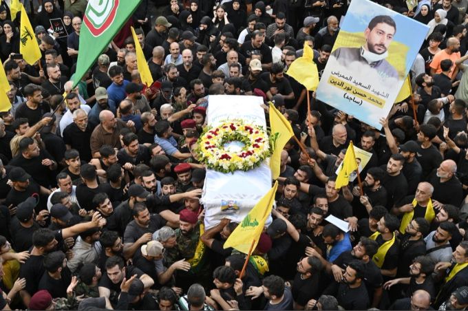 Laut Angaben der Hisbollah im Libanon starben seit Dienstag 32 Menschen aus den eigenen Reihen. Beerdigung