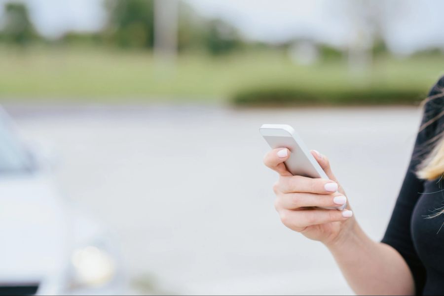 Frau, Auto, Smartphone