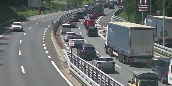 Vor dem Gotthard hat sich am Montag ein Stau gebildet. gotthard