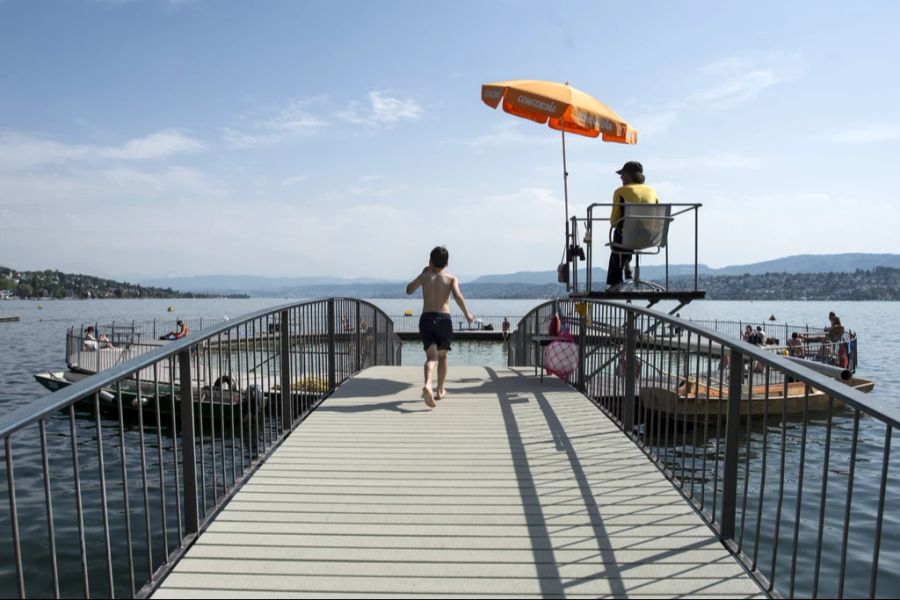 Auch in den Zürcher Strandbädern gab es bis Ende Juni über 40 Prozent weniger Eintritte. (Archivbild)