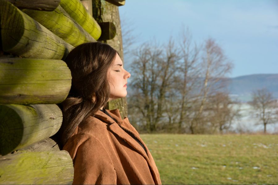 Frau allein in Natur